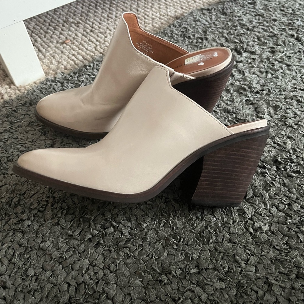 Woman’s slides 🖤